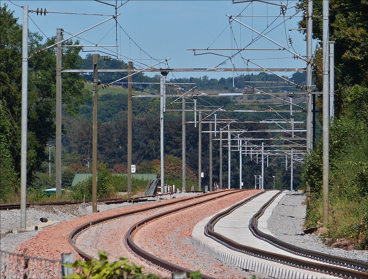 . Das Gleis von Ettelbr�ck in Richtung Luxemburg ist schon mit dem Schotter Bearbeitungsmaschinen bearbeitet worden, das Gegengleis in Richtung Ettelbr�ck wartet noch auf die Schotterbef�llung.  07.09.2016  (Hans) 