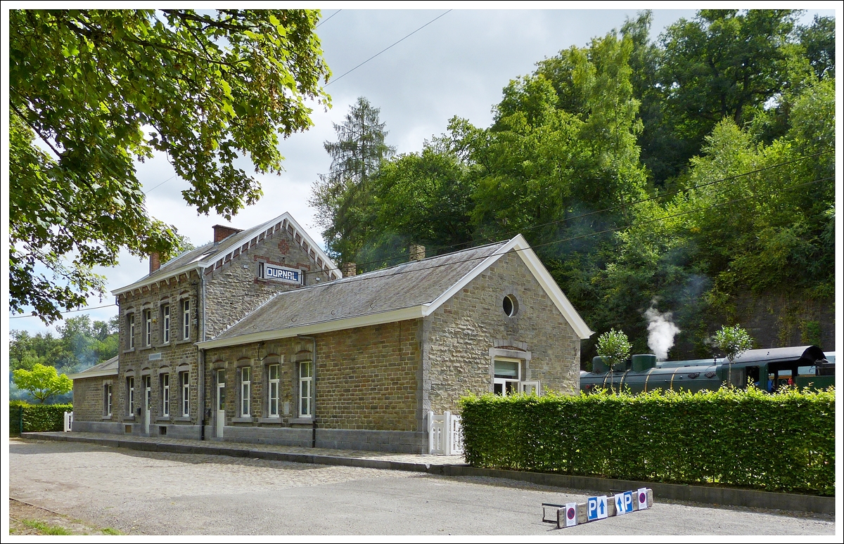 . Das schmucke Empfangsgeb�ude des Bahnhofs Dorinne-Durnal an der Museumsstrecke Le Chemin der Fer du Bocq am 17.08.2013 von der Stra�enseite aus gesehen. (Jeanny)