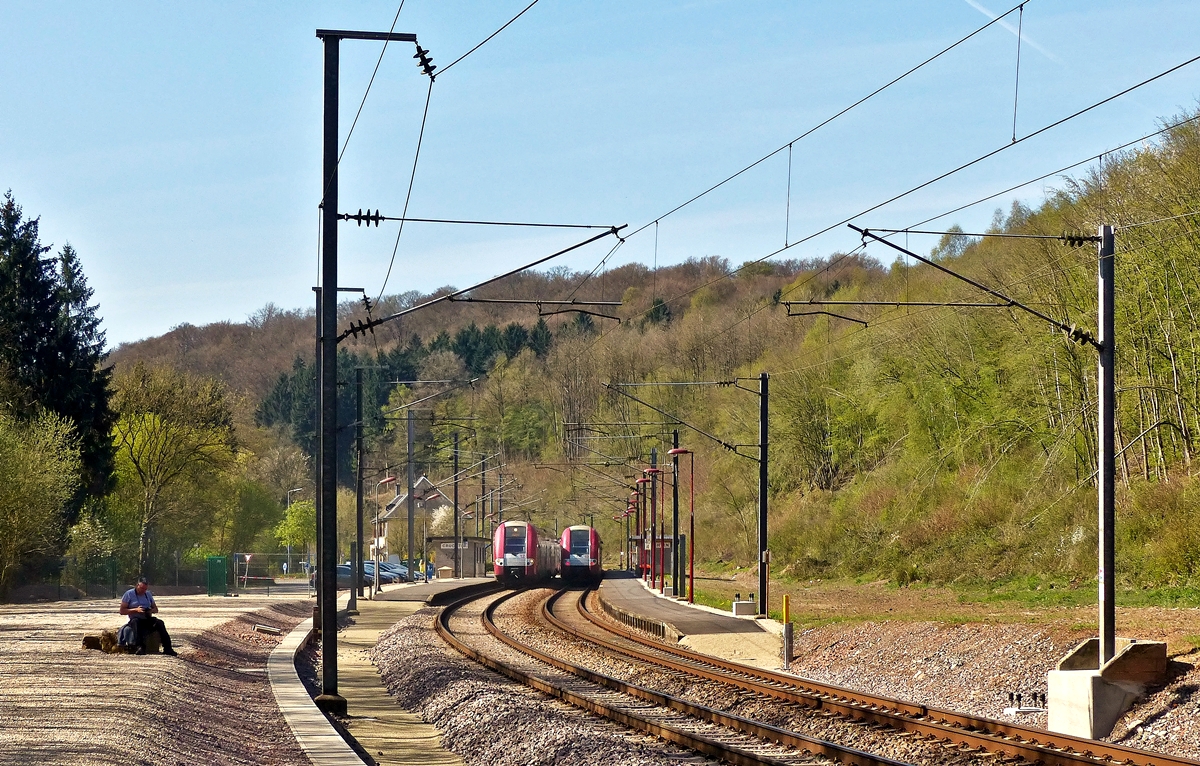 . Der Bahnhof von Cruchten wurde w�hrend den Wintermonaten sehr Fotografen freundlich hergerichtet. Die noch letztes Jahr wuchernde Wildnis wurde entfernt und der Platz bis zum Tunnelportal wurde mit Steinen ausgelegt, sogar an m�de Fotografen wurde gedacht. ;-)

Die st�ndigen Zugkreuzungen sind jetzt das einzige Problem beim Fotografieren in Cruchten. Die beiden zu sehenden Computerm�use sind sich zum Gl�ck im Bahnhof selbst begegnet. Links steht die RB 3510 Luxembourg - Diekirch am Bahnsteig, w�hrend rechts der RE 3835 Troisvierges - Luxembourg vorbeibraust. 21.04.2015 (Jeanny)