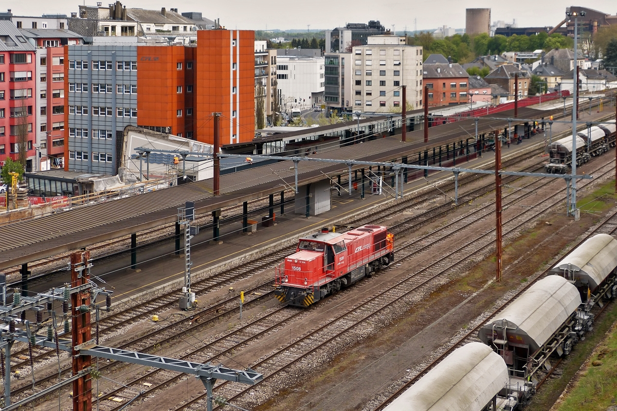 . Der Bahnhof von Esch-sur-Alztte (Esch-Uelzecht) am 29.04.2015 von der Fu�g�ngerbr�cke aus fotografiert. Der Bahnhof der zweitgr��ten Stadt Luxemburgs (�ber 30.000 Einwohner) wird zur Zeit umgebaut. Links im Bild sieht man noch die Umrisse des alten Empfangsgeb�udes, w�hrend die recht blasse CLF Cargo 1508 auf den Gleisen rangiert. (Hans)