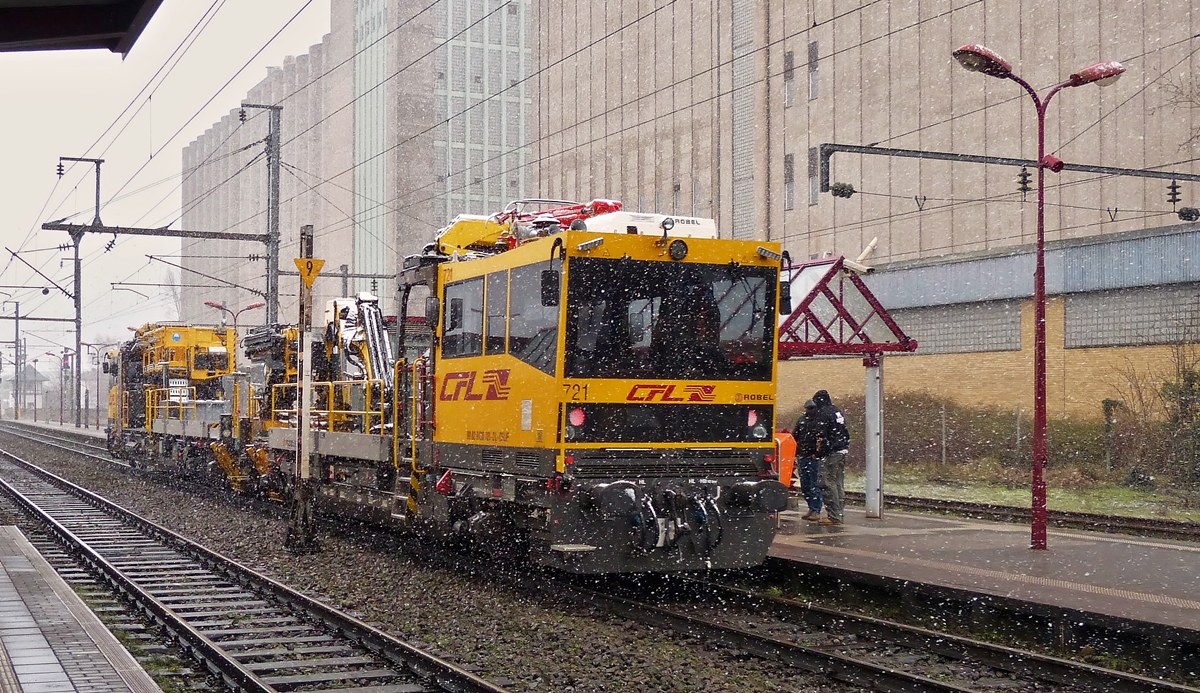. Der Bahnhof von Mersch pr�sentierte sich am 30.01.2015 v�llig schneelos, au�er dem wei�en Zeugs, das in dem Moment vom Himmel fiel, als die zwei CFL ROBEL 731 und 721 den Bahnhof von Mersch durchfuhren. (Hans)