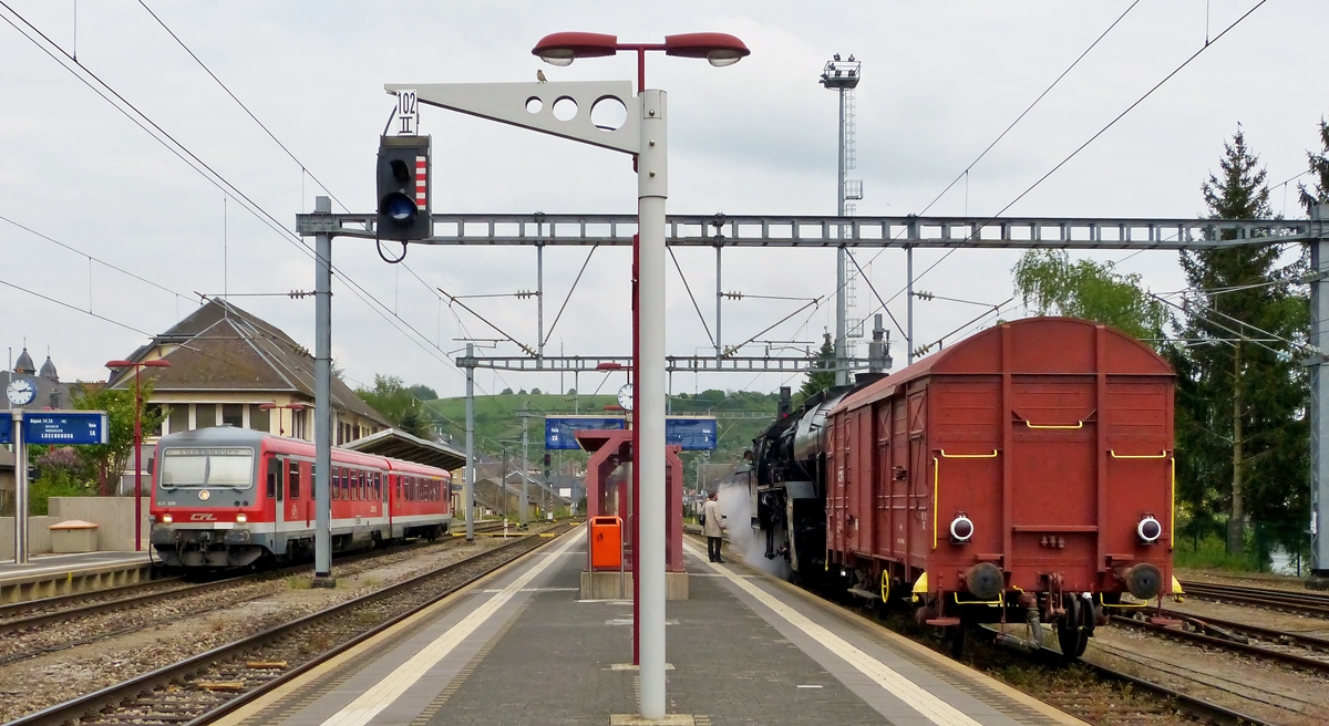 . Der Bahnhof Wasserbillig am Nachmittag des 26.04.2014 - W�hrend der CFL 628 506 mit heruntergelassenen Rollos den Bahnhof in Richtung Luxemburg Stadt verl�sst, steht die Dampflok 5519 mit ihrem Materialwagen am Bahnsteig und wartet auf ihren Auftritt. (Jeanny)