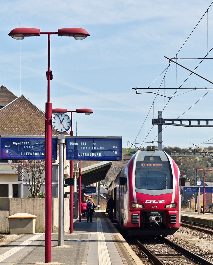 . Der CFL KISS 2305 als RE 5112 Koblenz Hbf - Luxembourg am 10.04.2015 kurz vor der Abfahrt in Wasserbillig. (Jeanny)