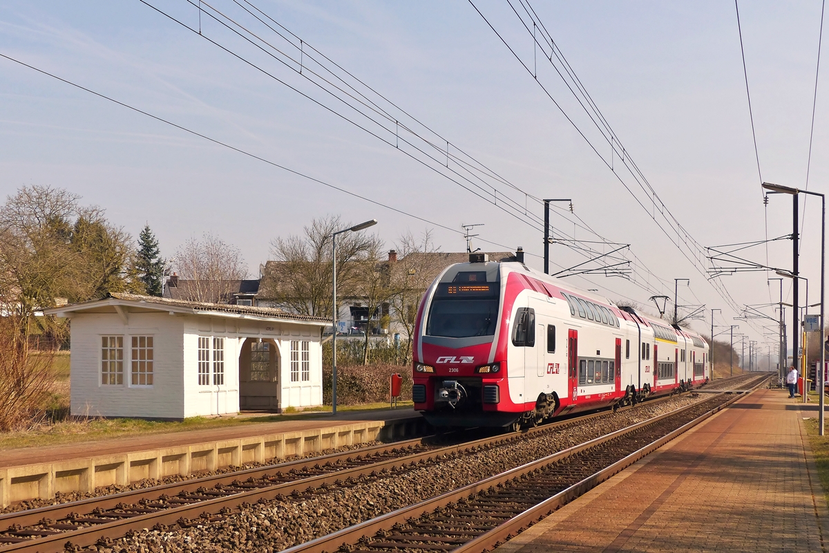 . Der CFL KISS Z 2306 braust am 18.03.2015 als RE 5104 Trier Hbf - Luxembourg ohne Halt durch die Haltestelle Betzdorf/Syr. In Betzdorf gibt es ein Relikt aus l�ngst vergangener Zeit, dort hat ein romantisches h�lzernes Warteh�uschen �berlebt. (Jeanny)