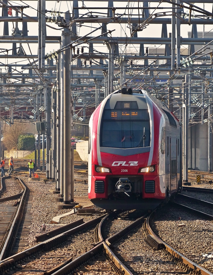 . Der CFL KISS Z 2306 f�hrt am 17.03.2015 in den Bahnhof von Luxemburg ein, um sp�ter als RE 5115 nach Trier Hbf zu verkehren. (Jeanny)

Vom 28.03.2015 an soll dieser Zug bis nach Koblenz Hbf fahren, nachdem er in Trier an den aus Saarbr�cken kommenden S�WEX angekoppelt wurde.

Zwischen 05.10 und 22.26 Uhr sollen ab heute t�glich 18 Z�ge von Luxemburg direkt nach Koblenz fahren. F�r die R�ckfahrt sind zwischen 06.03 und 22.06 Uhr 17 direkte Verbindungen Koblenz-Luxemburg vorgesehen.