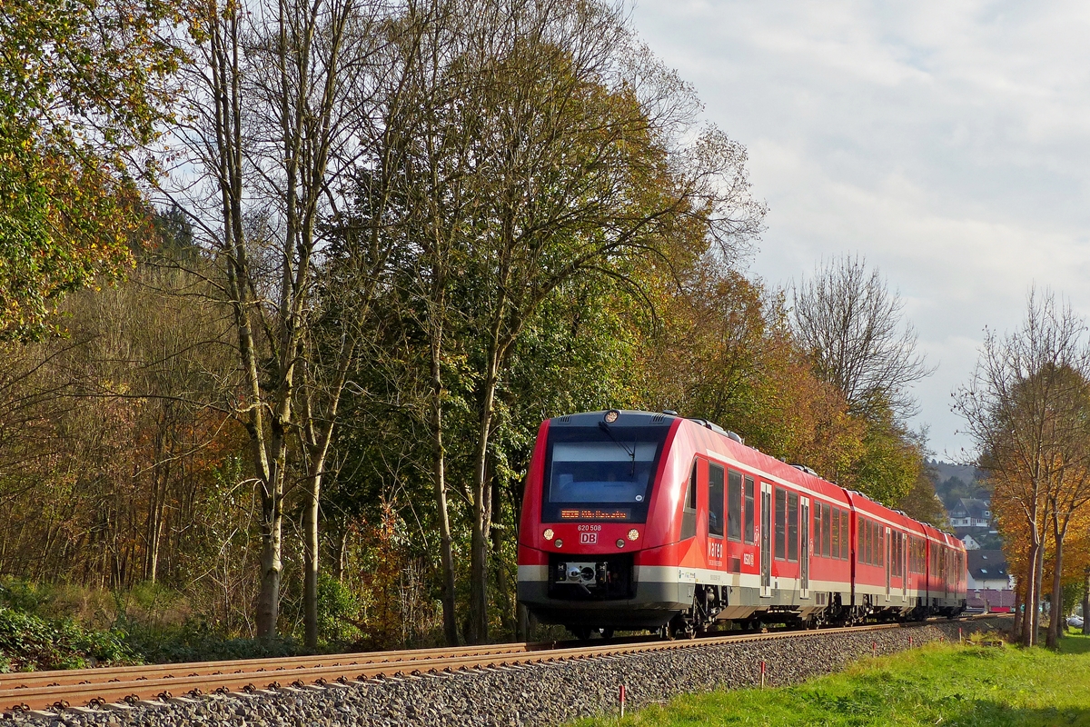 . Der dreiteilige Dieseltriebzug ALSTOM Coradia LINT 81 - 620 508 der DB Regio (VAREO) f�hrt am 02.11.2014 als RB 25 nach K�ln Hansaring durch R�nderoth. (Jeanny)