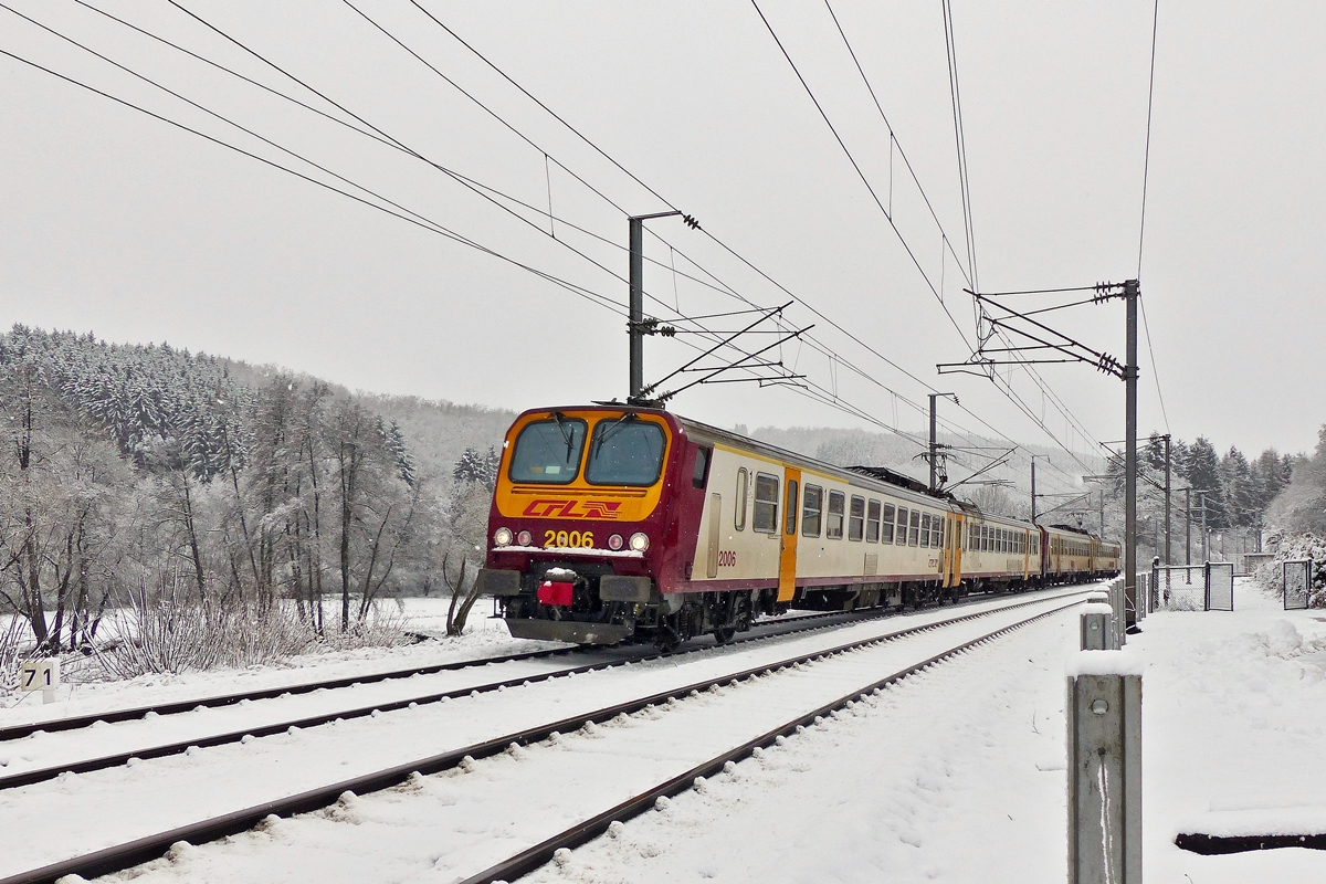 . Der erste Schnee 2014 - P�nktlich erreicht der RE 3760 Luxembourg - Troisvierges die Haltestelle Drauffelt am 27.12.2014. Der Zug bestand aus den beiden Triebz�gen Z 2006 und Z 2015 (!). (Jeanny)