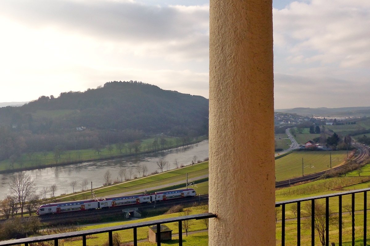 . Der erste sonnige Tag in diesem Jahr - Die Sonne lockte uns am 14.01.2018 an die Mosel und dort in die Weinberge zwischen Wasserbilligerbr�ck und Igel. W�hrend ich bis jetzt diesen Hang mit dem geschichtstr�chtigen Relikt aus der R�merzeit immer von der Stra�e aus fotografiert habe  

http://www.bahnbilder.de/bild/Deutschland~Grenzverkehr~Deutschland+---+Luxemburg/897055/-auf-den-spuren-der-roemer.html

wurde heute das Grutenh�uschen selbst zur Kulisse f�r dieses Bahnbild. 

Der CFL KISS Z 2314 ist als RE 5119 Luxembourg- Wittlich Hbf unterwegs, er hat vor kurzem den CFL Bahnhof von Wasserbillig verlassen und f�hrt nun der DB Haltestelle Igel entgegen. (Jeanny)