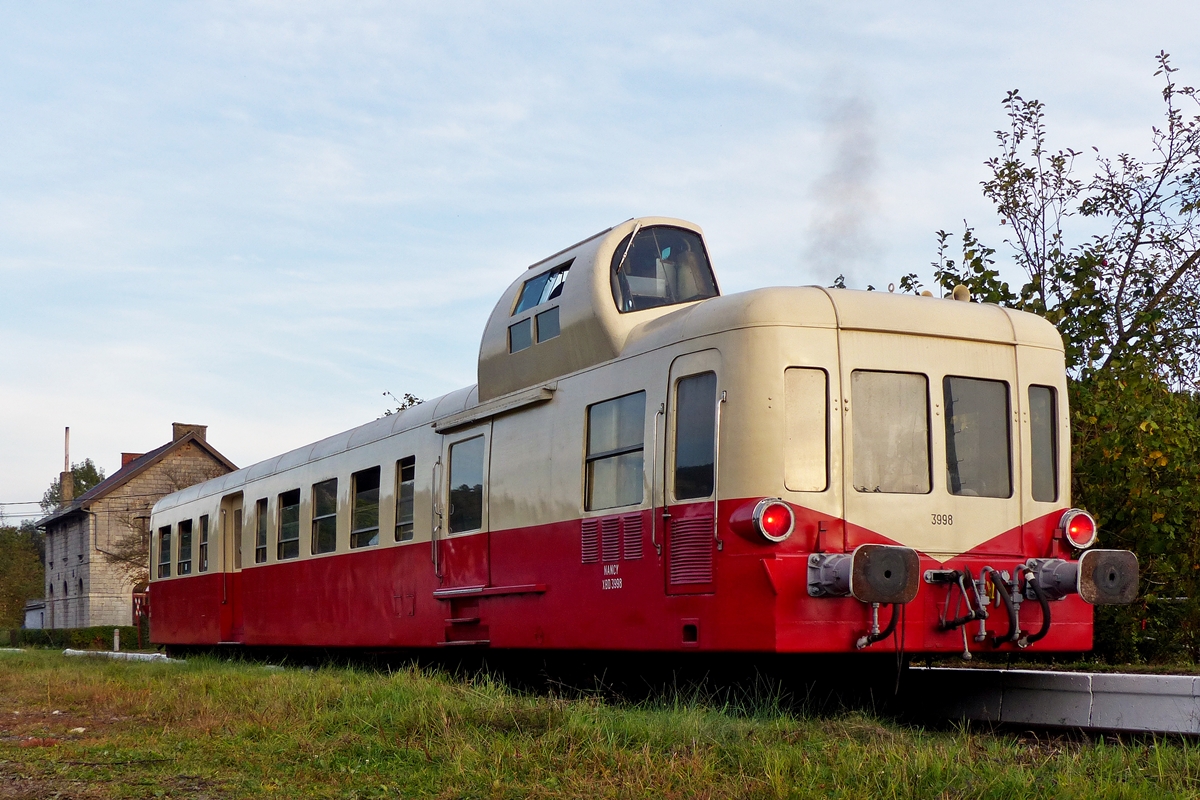 . Der ex SNCF XBD 3998  Nancy  der belgischen Museumsbahn CFV3V (Chemin de Fer � Vapeur des 3 Vall�es) dieselt am Abend des 28.09.2014 aus dem Bahnhof Nismes in Richtung Treignes. (Jeanny)

Die Baureihe X 3800 mit dem Spitznamen Picasso oder les 300 CV sind Triebwagen (Autorails) der franz�sische Staatsbahn Soci�t� Nationale des Chemins de Fer Fran�ais (SNCF). Wegen ihres turmartig erh�hten Fahrstandes geh�ren sie zu den markantesten Fahrzeugen, die in der zweiten H�lfte des 20. Jahrhunderts auf dem franz�sischen Schienennetz gefahren sind.

Gebaut wurden diese vierachsigen dieselmechanischen Triebwagen in 251 Exemplaren. Entwickelt 1947, gingen sie zwischen 1950 und 1961 in Betrieb. 1988 wurden die letzten bis auf einen bei der SNCF ausgemustert, jedoch werden 36 Wagen bei Museumsbahnen erhalten.

Die Indienststellung der Fahrzeuge ging einher mit den zeitgleich gebauten SNCF Baureihen X 5500 und X 5800 Mobylettes oder les 150 CV sowie einer weiteren Baureihe, der SNCF Baureihe X 2400 mit 600 PS. So konnte nach dem Zweiten Weltkrieg der Fahrzeugpark an Schienenbussen und Verbrennungstriebwagen der SNCF aus der Vorkriegszeit grundlegend mit drei einheitlichen Baureihen verschiedener Leistungsklassen erneuert werden. Ebenso erleichterten diese Verbrennungstriebwagen die Abl�sung der Dampftraktion.

An der Montage waren unter der Federf�hrung von Renault auch die Firmen ANF (Ateliers de construction du Nord de la France), De Dietrich und SACM beteiligt. Die Motoren kamen teils von der schweizerischen Firma Saurer, teils von Renault.

Besonderes Charakteristikum ist der tiefliegende Wagenboden wie wir ihn heute von Niederflurfahrzeugen her kennen (Beispielsweise der DB Baureihe 641 sowie den baugleichen SNCF Baureihe X 73500 und X 73500). Dies wurde durch das Anbringen des Motors an einem Wagenende �ber dem Drehgestell erm�glicht. In diesem Bereich befindet sich auch ein Gep�ckabteil. Der Einstieg f�r die Reisenden liegt im Niederflurbereich. Das Fahrgastabteil, ein Gro�raum mit Mittelgang in Vis-�-vis-Bestuhlung hat eine 2+3-Sitzanordnung in der 2. Klasse und 2+2 Sitzanordnung in der 1. Klasse. Es befindet sich zwischen den Drehgestellen sowie �ber dem nicht angetriebenen Drehgestell. Da sich der einzige F�hrerstand in einer erh�hten Kanzel nur an einem Wagenende seitw�rts �ber dem Motor befand, hatten die sich �ber dem nicht motorisierten Drehgestell befindende Sitzpl�tze eine profilierte Anordnung. Die letzte Sitzreihe befand sich direkt am Fahrzeugende und war auch gegen das Fahrzeugende ausgerichtet. Sie erm�glichte durch am Fahrzeugende angebrachten Fenster eine freie und ungehinderte Sicht auf die Bahnstrecke, wie ein Lokf�hrer, und das zu einer Zeit, als dies noch nicht zu Marketingzwecken �blich war.

Diese Form mit nur einen F�hrerstand, der sich in einer Kanzel erh�ht befand, pr�gte auch die Baureihen X 5500 und X 5800 Mobylettes die von 1950 bis 1954 gebaut wurden.

Hinsichtlich der Fahrgastsitze gab es zwei Versionen. Die zweiklassige bot 20 Pl�tze in der 1. Klasse, 32 in der 2. Klasse und 6 Klappsitze, die einklassige 62 Pl�tze in der 2. Klasse und 5 Klappsitze.

Mit seinen Standardkupplungen konnte der Triebwagen ohne Einschr�nkung mit anderen SNCF-Fahrzeugen zusammengeh�ngt werden.

Technischen Daten der Baureihe X 3800 (Picasso):

Nummerierung: X 3801 bis X 4051
Anzahl: 251
Hersteller: R�gie Renault/ANF/De Dietrich/SACM
Baujahr(e): 1950-1960
Ausmusterung: 	1988
Achsformel: B'2'
Spurweite: 1435 mm (Normalspur)
L�nge: 	21,851 m
H�he: 	3,952 m
Breite: 	3,090 m
Drehzapfenabstand: 14,201 m
Dienstmasse: 31,5 t
H�chstgeschwindigkeit: 120 km/h
Traktionsleistung: 250 kW
Motorentyp: Saurer BZDSe oder Renault
Leistungs�bertragung: mechanisch
Sitzpl�tze: 62
