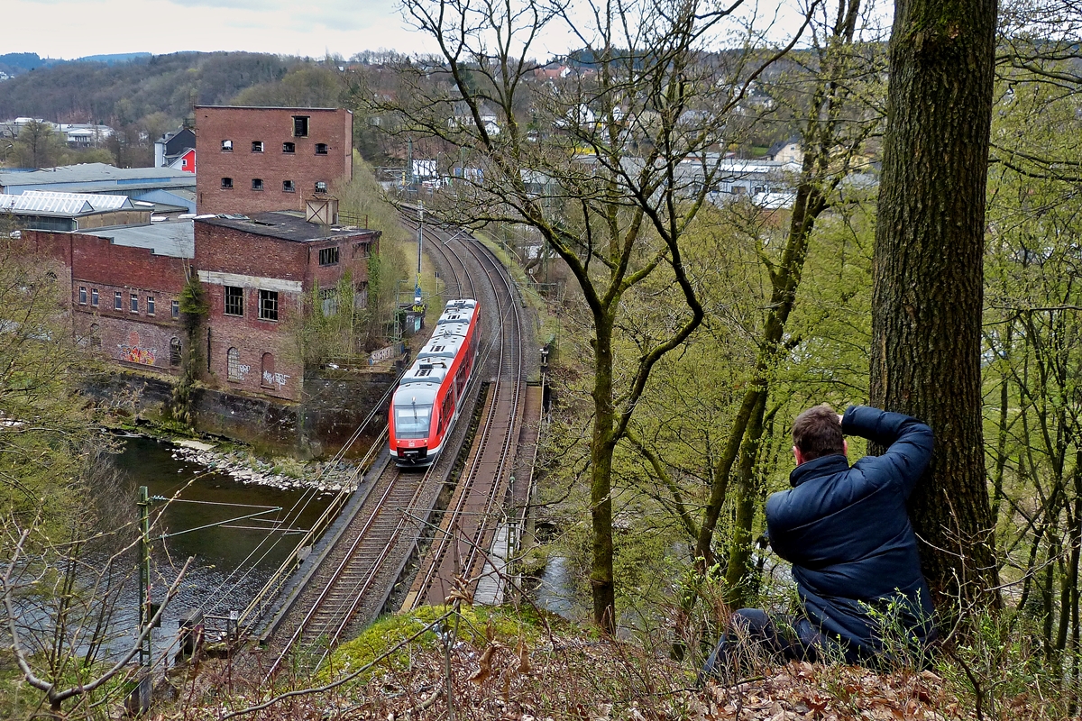 . Der Fotograf und sein Sujet - Ein Alstom Coradia LINT 41 der DreiL�nderBahn als RB 95 (Dillenburg - Siegen - Au/Sieg) hat soeben den Bahnhof Scheuerfeld/Sieg verlassen und n�hert sich dem M�hlburg Tunnel. 22.04.2014 (Jeanny)