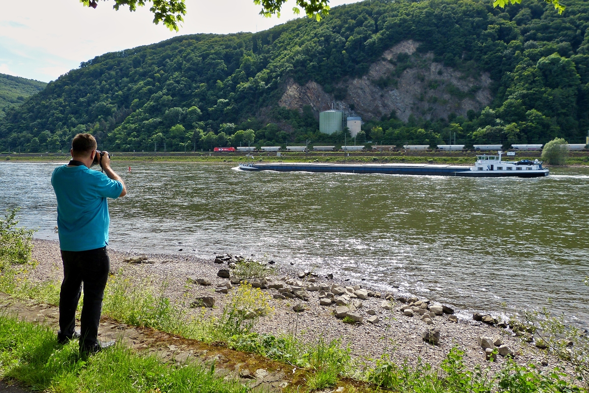 . Der Fotograf und sein Sujet - In Lahnstein bot sich dem Bahnfotografen die M�glichkeit einen G�terzug zusammen mit einem Schiff auf dem Rhein zu fotografieren.  25.05.2014 (Jeanny)