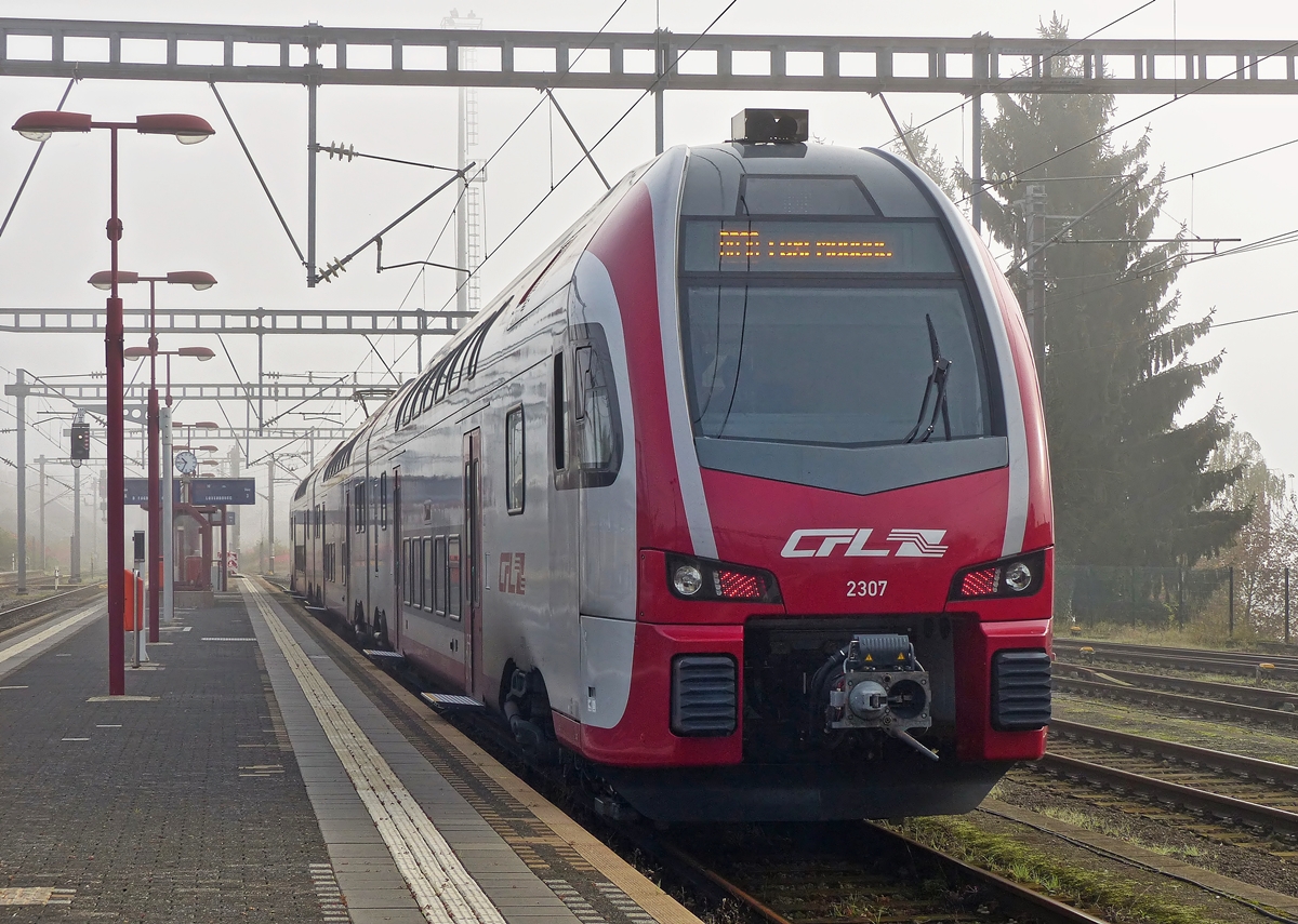 . Der gestrige Tag begann mit einem Highlight f�r mich - Ich durfte das erste Mal in einem CFL Kiss von Luxembourg nach Wasserbillig reisen. 

Der CFL Kiss 2307 steht am 19.10.2014 im noch nebeligen Bahnhof von Wasserbillig. (Jeanny)