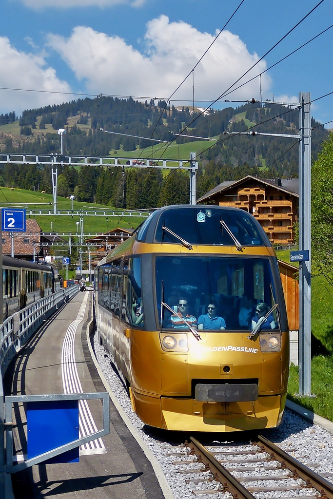 . Der Golden Pass Panoramic begegnet dem Golden Pass Classic Zug in Saanenm�ser. 25.05.2012 (Hans)
