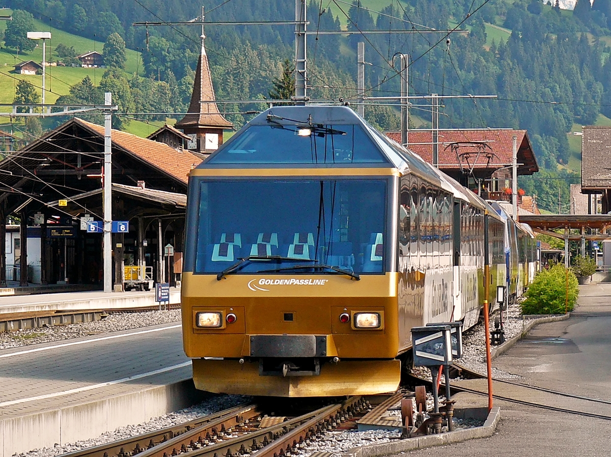 . Der GoldenPass Panoramic Express wartete am 31.07.2008 auf die Fahrg�ste im Bahnhof von Zweisimmen. (Jeanny)