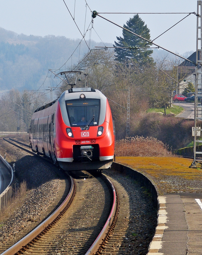 . Der Hamster 442 704 erreicht am 07.03.2014 die Haltestelle Oberbillig an der sch�nen Obermoselstrecke. (Hans)