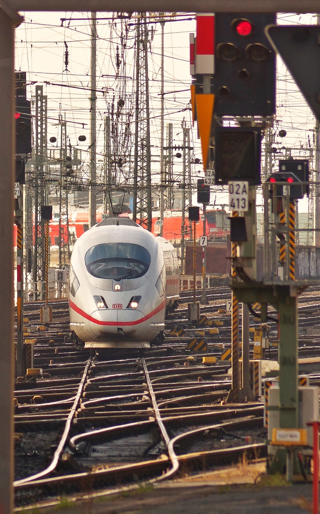 . Der ICE 3  Westerland  f�hrt am 28.02.2015 in den Hauptbahnhof von Frankfurt am Main ein. (Jeanny)