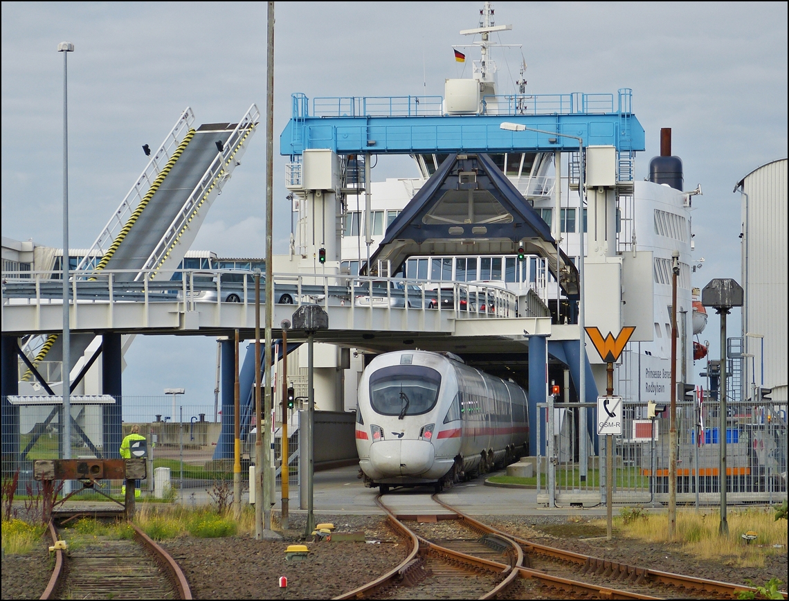 . Der ICE-TD 605 114-7 verschwindet in Puttgarden im Bauch der F�hre Prinsesse Benedikte (Puttgarden – R�dby). 15.09.2013 (Hans)