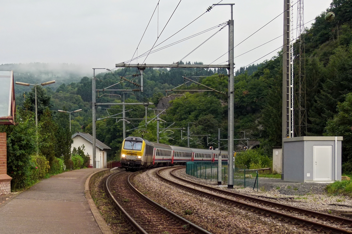 . Der IR 111 Liers - Luxembourg f�hrt am nebeligen Morgen des 02.09.2014 in den Bahnhof von Kautenbach ein. (Zo�)