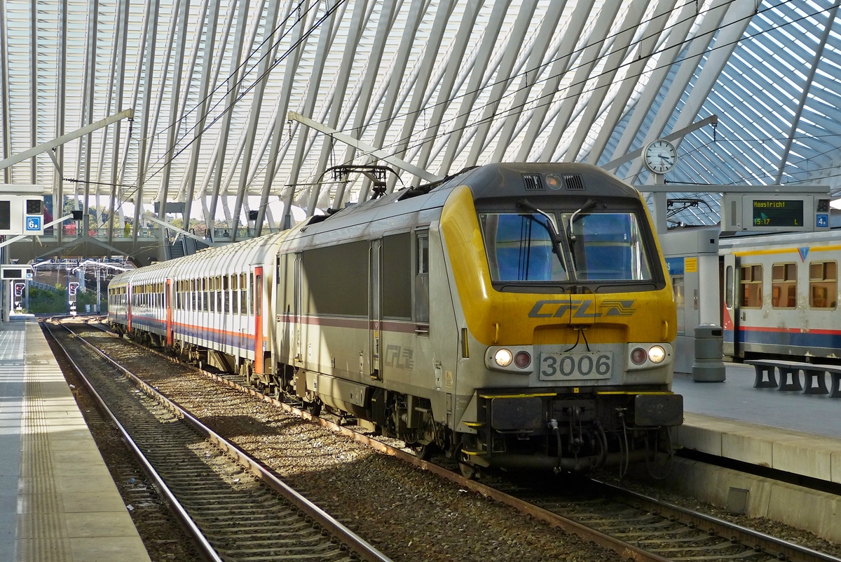 . Der IR 119 Liers - Luxembourg steht abfahrbereit am Bahnsteig 5 in Li�ge Guillemins. 18.10.2014 (Hans)