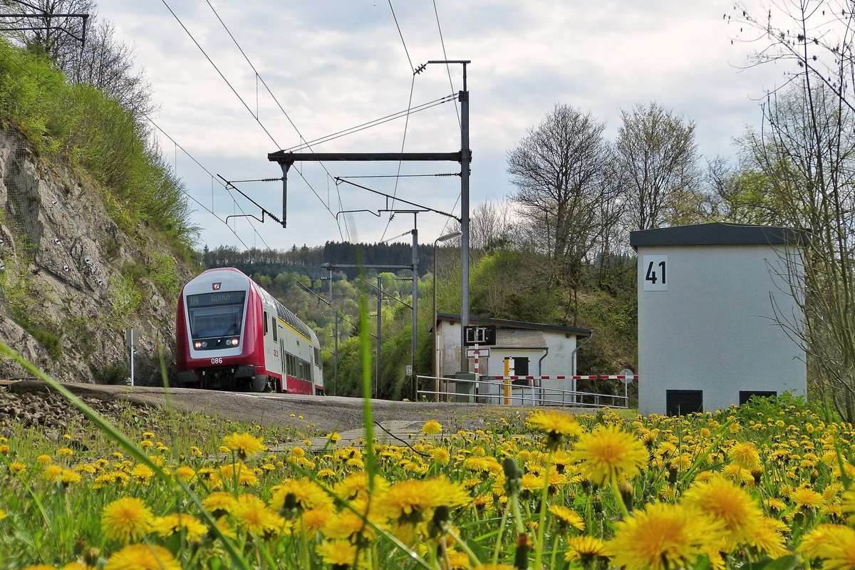 . Der IR 3816 Luxembourg - Gouvy passiert am 25.04.2014 den Bahn�bergang im Ausgang der Ortschaft Enscherange. (Jeanny)