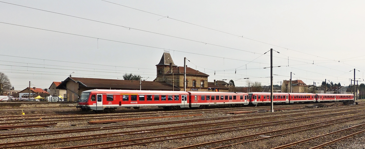 . Der Karfreitagssonderzug steht am 03.04.2015 im Bahnhof von Bouzonville. (Hans)

Der Bahnhof von Bouzonville befindet sich bis heute �u�erlich weitgehend im Originalzustand.Er besitzt drei Bahnsteiggleise an einem Haus- und einem Inselbahnsteig und acht Abstellgleise. Ein Gro�teil der Gleisanlagen wird noch vereinzelt durch G�terz�ge genutzt. Die Sonderz�ge nach Dillingen fahren vom �u�ersten Bahnsteiggleis ab, das Zugpaar Thionville–Bouzonville in der Regel vom Hausbahnsteig.

In Bouzonville verkehren heutzutage nur noch ein werkt�gliches Zugpaar Thionville–Bouzonville. Der Zug verl�sst Bouzonville morgens um 06:31 Uhr und erreicht den Bahnhof am Abend um 18:40 Uhr. Dieses Zugpaar geh�rt zum Netz der TER Lorraine.

Seit 1998 verkehren zum Karfreitagsmarkt Bouzonville Sonderz�ge zwischen Dillingen und Bouzonville von 9 Uhr bis 18 Uhr im Zweistundentakt.

Im Jahre 2010 setzte sich der B�rgermeister von Rehlingen-Siersburg gemeinsam mit lothringischen Politikern f�r eine Wiederbelebung der Niedtalbahn und eine Weiterf�hrung der Strecke bis nach Luxemburg ein.

Quelle: Wikipedia

