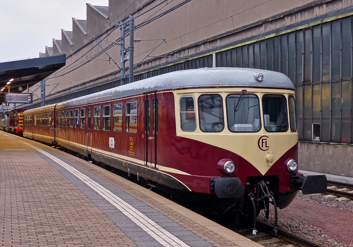 . Der Museumstriebzug Z 201/211 war am fr�hen Morgen des 05.10.2014 im Bahnhof von Luxemburg ausgestellt. (Jeanny)

Die Geschichte der CLF S�rie Z 200:

Die Baureihe Z 200 waren eine Serie von acht zweiteiligen Dieseltriebwagen der Chemins de Fer Luxembourgeois (CFL). Die 1956 von Westwaggon gebauten Triebwagenz�ge standen bis 1994 in Luxemburg im Einsatz, zwei Fahrzeuge blieben erhalten. Neben der Baureihe 800 waren die Triebwagen die einzigen speziell f�r die luxemburgische Staatsbahn konstruierten Fahrzeuge.

Der Auftrag f�r acht Triebwagen mit circa 375 PS Leistung und etwa 170 Sitzpl�tzen wurde 1954 ausgeschrieben. Die Fahrzeuge mussten zudem zusammen mit der Baureihe Z 100 einsetzbar sein. 1955 erhielt Westwaggon den Auftrag, bereits 1956/57 wurden die Fahrzeuge ausgeliefert. Insgesamt kosteten die Triebwagen 42 Millionen Franken.

Die Fahrzeuge wurden zun�chst vor allem auf den Hauptbahnen eingesetzt, erst nach der Ausmusterung der Baureihe Z 100 wurden die Triebwagen auch auf den Nebenbahnen eingesetzt.

Mit Elektrifizierung der Bahnstrecke Luxemburg–Troisvierges, sowie deren Zweigstrecken Ettelbr�ck–Diekirch und Kautenbach–Wiltz Ende der 1980er/Anfang der 1990er Jahre wurden die Fahrzeuge �berfl�ssig und schrittweise durch die Baureihe 2000 ersetzt. Letztmals planm��ig eingesetzt wurde ein Triebwagen – der Z 201/211 – im Herbst 1994. Zwei Fahrzeuge wurden bereits 1989 ausgemustert, die restlichen sechs 1994. Zwei Fahrzeuge wurden 1992 verschrottet, drei weitere 1996. Die Z 201/211 und Z 218/218 blieben erhalten, letzterer wird vom Luxemburger Denkmalpflegeamt als Museumsfahrzeug betriebsf�hig erhalten und von der Vereinigung 1604 CLASSICS gepflegt. Der zun�chst ebenfalls erhaltene Z 206/216 brannte 2007 aus und wurde danach ebenfalls verschrottet.

Urspr�nglich sollten die Fahrzeuge als Z 401–408 bezeichnet werden, nach der Auslieferung des ersten Doppeltriebwagens wurde die Nummerierung aber auf Z 201 A/B–208 A/B ge�ndert. In den 1980er Jahren entfiel die Unterteilung A/B, stattdessen wurden die Fahrzeuge als Z 201/211–208/218 gef�hrt.

Die technischen Daten der CFL S�rie Z 200:

Nummerierung: Z 201 A/B – 208 A/B 
Anzahl: 8 
Hersteller: Westwaggon 
Baujahr: 1956 
Ausmusterung: 1989, 1994 
Achsformel: B'2'+2'B' 
Spurweite: 1435 mm (Normalspur) 
L�nge �ber Puffer: 47.440 mm 
L�nge: 46.660 mm 
H�he: 5.500 mm 
Drehzapfenabstand: 16.850 mm 
Gesamtradstand: 42.700 mm 
H�chstgeschwindigkeit: 105 km/h 
Installierte Leistung: 2 � 200 PS 
Treibraddurchmesser: 980 mm 
Leistungs�bertragung: Hydraulisch 
Sitzpl�tze: 188+18


