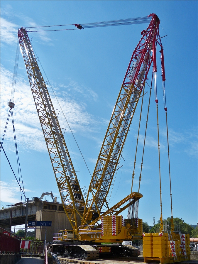 . Der Raupenkran hat  am 01.09.2016 einen Teil der Br�ckenabdeckung am Hacken und wartet darauf diese Anheben zu d�rfen.