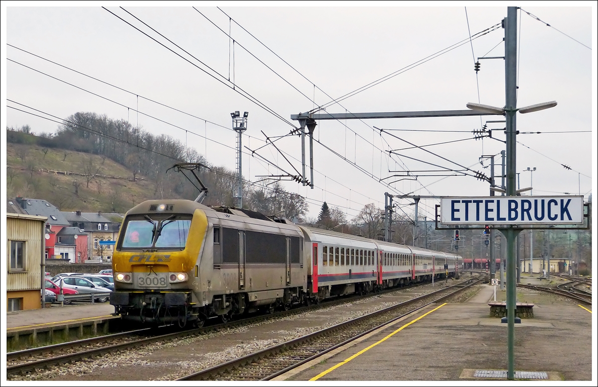 . Der Schmutzfink 3008 hat noch immer nicht den Weg zur Waschanlage gefunden, daf�r zieht er aber am 22.01.2014 den IR 117 Liers - Luxembourg in den Bahnhof von Ettelbr�ck ein. (Hans)

Besonders erfreulich d�rfte die Nachricht sein, dass seit geraumer Zeit einige IR aus sechs (!) SNCB I 10 Wagen bestehen.