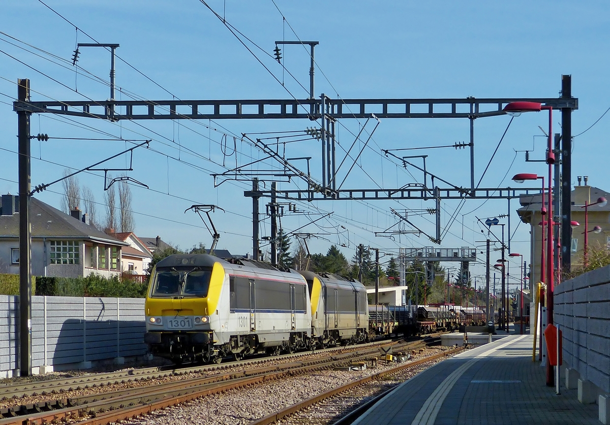 . Der S�den Luxemburgs eignet sich bestens, um auch mal G�terz�ge ablichten zu k�nnen. Die zum Gl�ck vorne fahrende, saubere HLE 1301 zieht zusammen mit ihrer schmutzigen Schwesterlok HLE 1317 einen langen G�terzug durch den Bahnhof von Noertzange. 24.02.2014 (Jeanny)