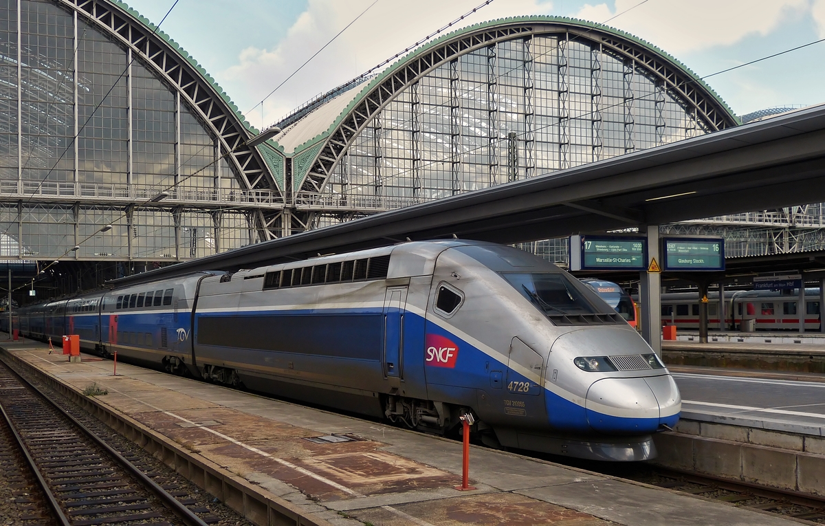 . Der TGV Duplex 4728 wartet am 28.02.2015 als TGV 9580 Frankfurt am Main - Marseille Saint-Charles auf die Fahrg�ste im Hauptbahnhof von Frankfurt am Main. (Hans)