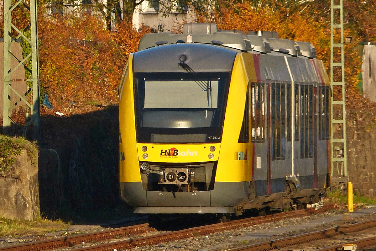 . Der VT 287, ein Alstom Coradia LINT 41 der HLB (Hessischen Landesbahn) war am 01.11.2015 im Bahnhof von Gie�en abgestellt. (Hans) 