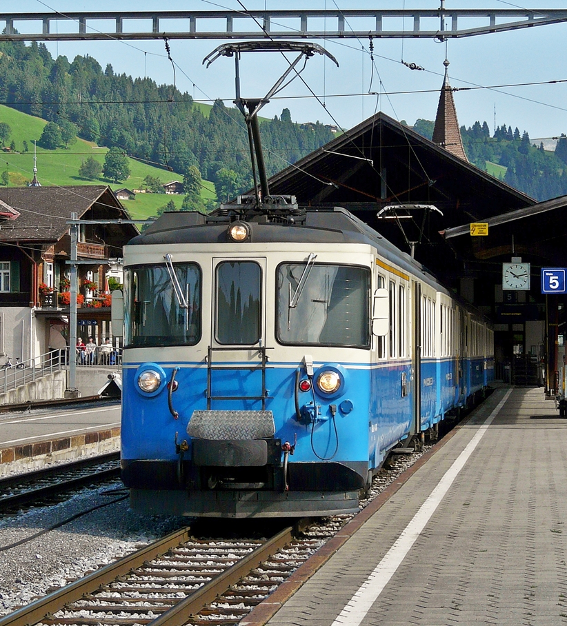 . Der wundersch�ne MOB ABDe 8/8 4004  Fribourg  (Bj. 1968) stand am 31.07.2008 am Bahnsteig in Zweisimmen. (Jeanny)