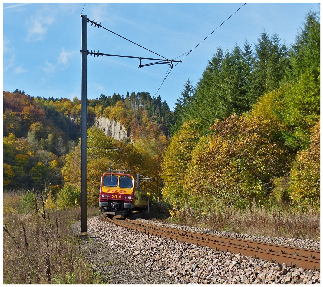 . Der Z 2014 (schon wieder) f�hrt am 22.10.2013 als Sch�lerverst�rkungszug RE 3388 Wiltz - Kautenbach durch das idyllische Tal der Wolz zwischen Wiltz und Merkholtz. (Hans)