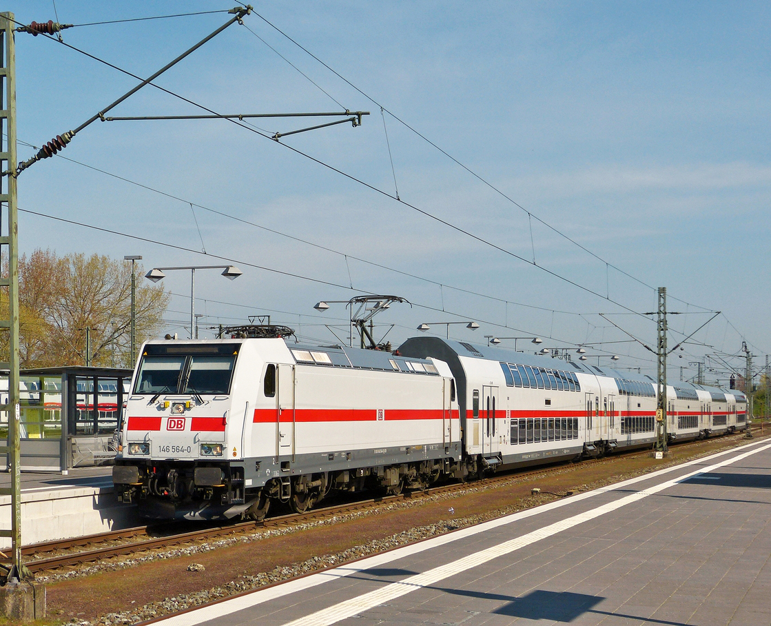 . Die 146 564-0 (91 80 6146 564-0 D-DB) mit einem IC 2 am Haken erreicht am 06.05.2016 den Hauptbahnhof von Emden. Der Zug verkehrte als IC 2201 Norddeich Mole - K�ln HBF. (Hans)