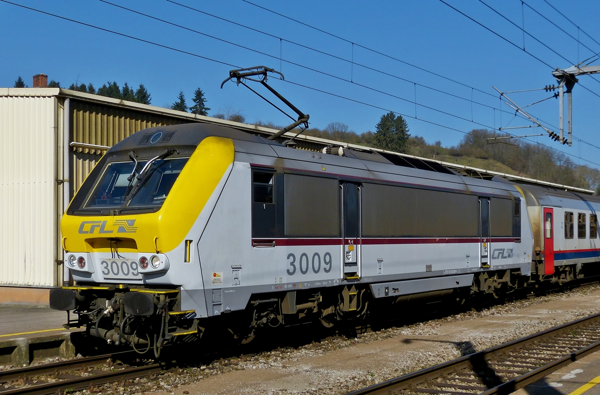 . Die 3009 erreicht am 10.03.2014 mit dem IR 115 Liers - Luxembourg in den Bahnhhof von Ettelbr�ck. (Hans)