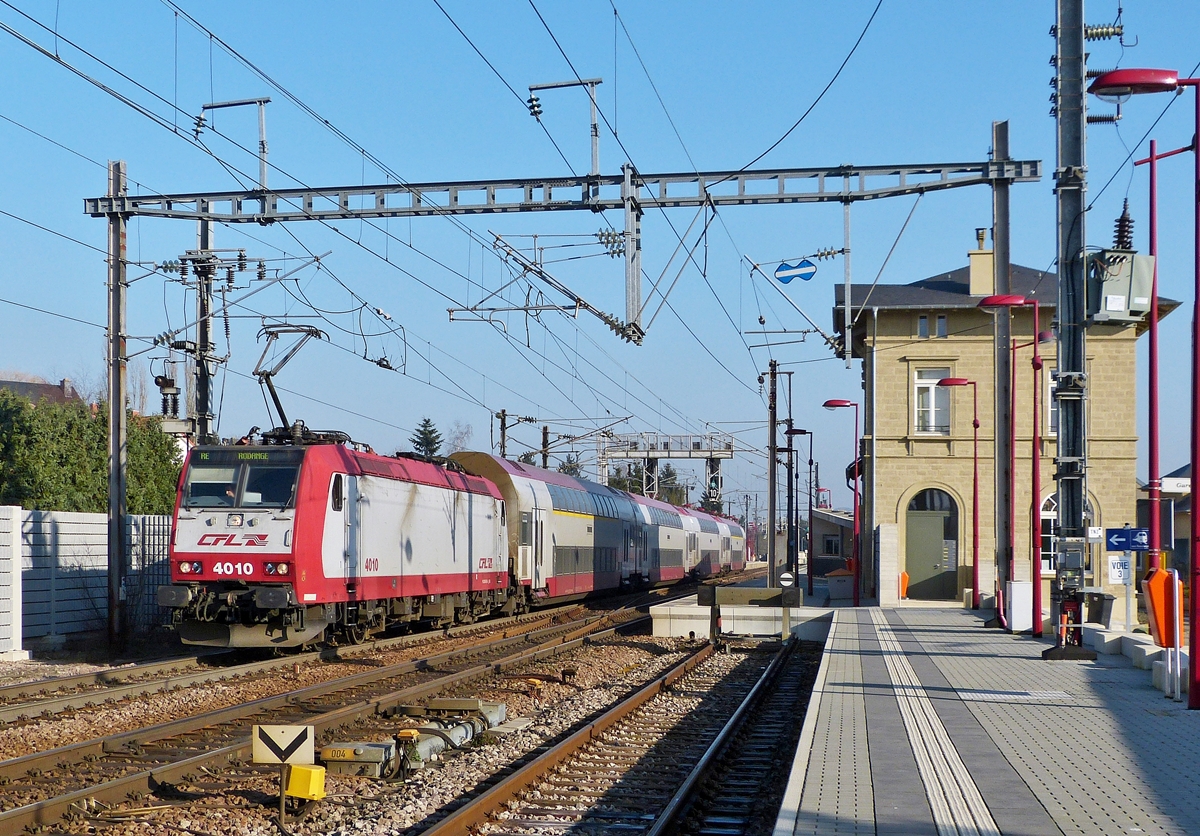 . Die 4010 zieht am 31.01.2014 einen RE nach Rodange aus dem Bahnhof von Noertzange.

Das Empfangsgeb�ude des Bahnhofs von Noertzange ist ein sehr gutes Bespiel, wie man ein nicht mehr genutztes Geb�ude vor dem Verfall bewahren kann. Aussen wurde es renoviert und innen umgebaut, sodass jetzt Stundentenwohnungen vermietet werden k�nnen. Eine tolle Idee! (Jeanny)