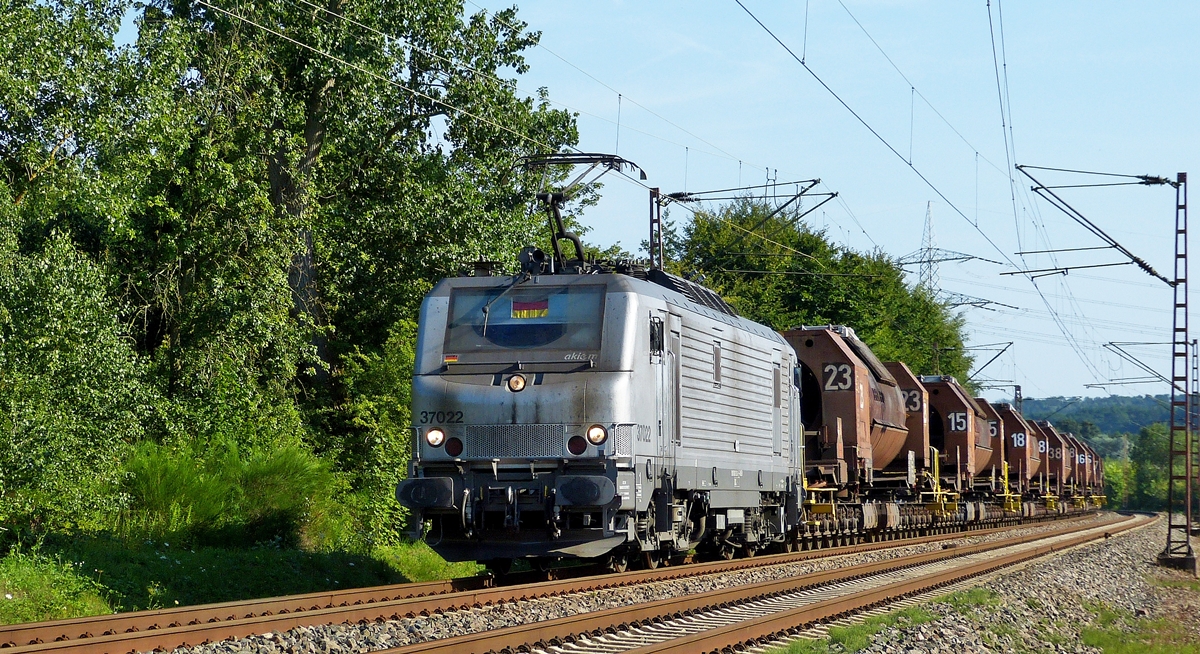 . Die Akiem BB 37022 kommt am Anschluss zum Kraftwerk Ensdorf mit dem Suppenzug aus V�lklingen und f�hrt in Richtung Dillinger H�tte. Wie ein Tausendf��ler reihen sich die Torpedowagen hinter der Lok ein. 18.07.2014 (Hans)