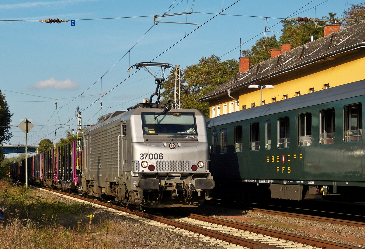 . Die Akiem Prima BB 37006 f�hrt am 19.10.2014 mit einem G�terzug im Schritttempo durch den Bahnhof von Perl, vorbei an dem Sonderzug  Musel Nostalgie Express , dessen Zuggarnitur teilweise aus historischen SBB Wagen bestand. (Hans)