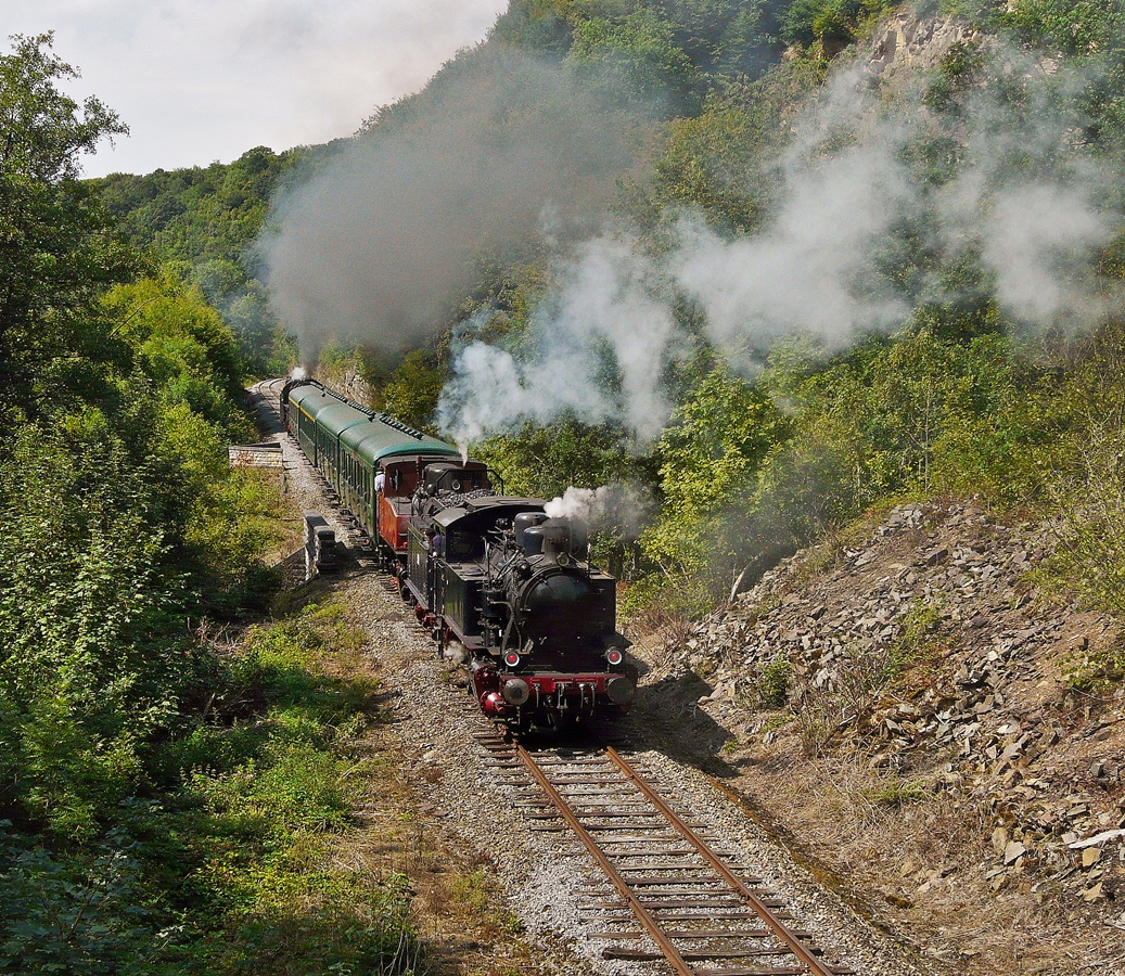 . Die belgische Museumsstrecke (Le Chemin de Fer du Bocq) ist 21 km lang und f�hrt von Ciney nach Yvoir und ist seit kurzem bis Bauche befahrbar. Sie wird vom Verein PFT/TSP betrieben und jedes Jahr im August findet dort ein Dampffestival statt. 

Von der kleinen alten Steinbr�cke in der N�he des Bahnhofs Dorinne-Durnal kann man den Dampfz�gen nachschauen, wenn sie die romantische Strecke befahren. 14.08.2010 (Jeanny)