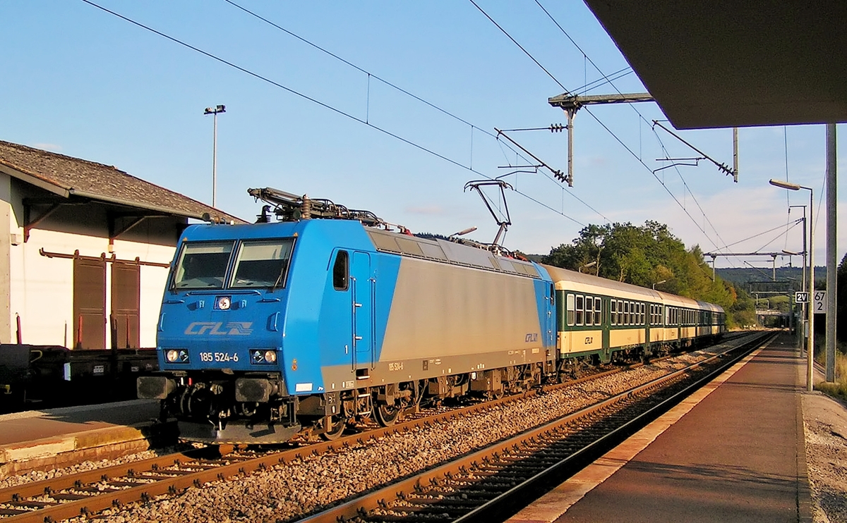 . Die blaue Periode auf Luxemburgs Schienen - Die Mietlok 185 524-6 erreicht im Abendlicht des 29.09.2004 mit einer Wegman Garnitur den Bahnhof von Wilwerwiltz. (Hans)

Diese Lok wurde 2003 unter der Fabriknummer 33614 bei Bombardier in Kassel gebaut. Sie wurde vom 22.12.2003 bis zum 29.05.2006 im CFL Personenverkehr eingesetzt und war von Locomotion Capital gemietet.