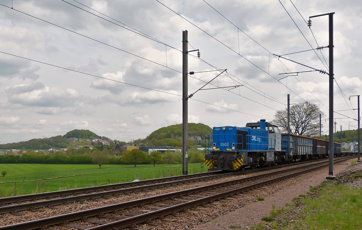 . Die CFL Cargo 1502 (eine MaK G 1206) hat mit ihrem leeren G�terzug am Haken den Bahnhof Belvaux-Soleuvre durchfahren und f�hrt nun in Richtung Differdange. Bei den beiden  H�ppeln  im Hintergrund handelt es sich um den 422 Meter hohen Zolverknapp (links) und den 403 Meter hohen Bielesser Gaalgebierg. 29.04.2015 (Hans)