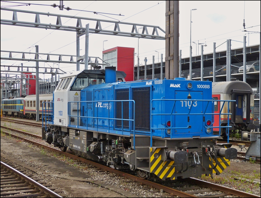 . Die CFL Cargo Rangierlok 1103 war am 14.06.2013 im Bahnhof von Luxemburg abgestellt. (Hans)

Die MaK G 1000 BB ist eine dieselhydraulische Lokomotive der Vossloh Locomotives GmbH und wird seit dem Jahr 2002 gebaut. Ihre Achsfolge ist B’B’. Sie hat eine Leistung von 1.100 kW und erreicht eine maximale Geschwindigkeit von 100 km/h. Je nach Ausr�stungsvariante bringt sie es auf eine Dienstmasse von wahlweise 72 t oder 80 t. Dabei erreicht sie eine Anfahrzugkraft von 259 kN. Ihr Tankinhalt betr�gt 3.000 l. Zudem soll die Lok geringe Abgas- und Ger�uschemissionen aufweisen.

Die technischen Daten und der Lebenslauf der 1103:


Hersteller: Vossloh  
Typ: G 1000 BB 	  	 
Fabriknummer: 5001529 	
Bauart: B'B'-dh 	  	 
Baujahr: 2004 	
Spurweite: 1435 mm 	  	 
EBA-Nummer: EBA 02G23K 008 	  	  	  



20.07.2004: Auslieferung an ATC - Angel Trains Cargo NV/SA, Antwerpen (B)  
20.07.2004 - 30.06.2007: Vermietung an CFL - Soci�t� Nationale des Chemins de Fer Luxembourgeois (L)   1103  
01.01.2007: Vermietung an CFL Cargo S. A., Esch-sur-Alzette (L)   1103  (NVR-Nummer: 92 82 0001 103-1 L-CFLCA) 
01.01.2010: Alpha Trains Belgium NV/SA, Antwerpen (B)  
29.10.2012: Untervermietung an CFL Cargo Deutschland GmbH, Nieb�ll (D)   1103 
Sie scheint aber jetzt wieder in Luxemburg zu sein. ;-)

