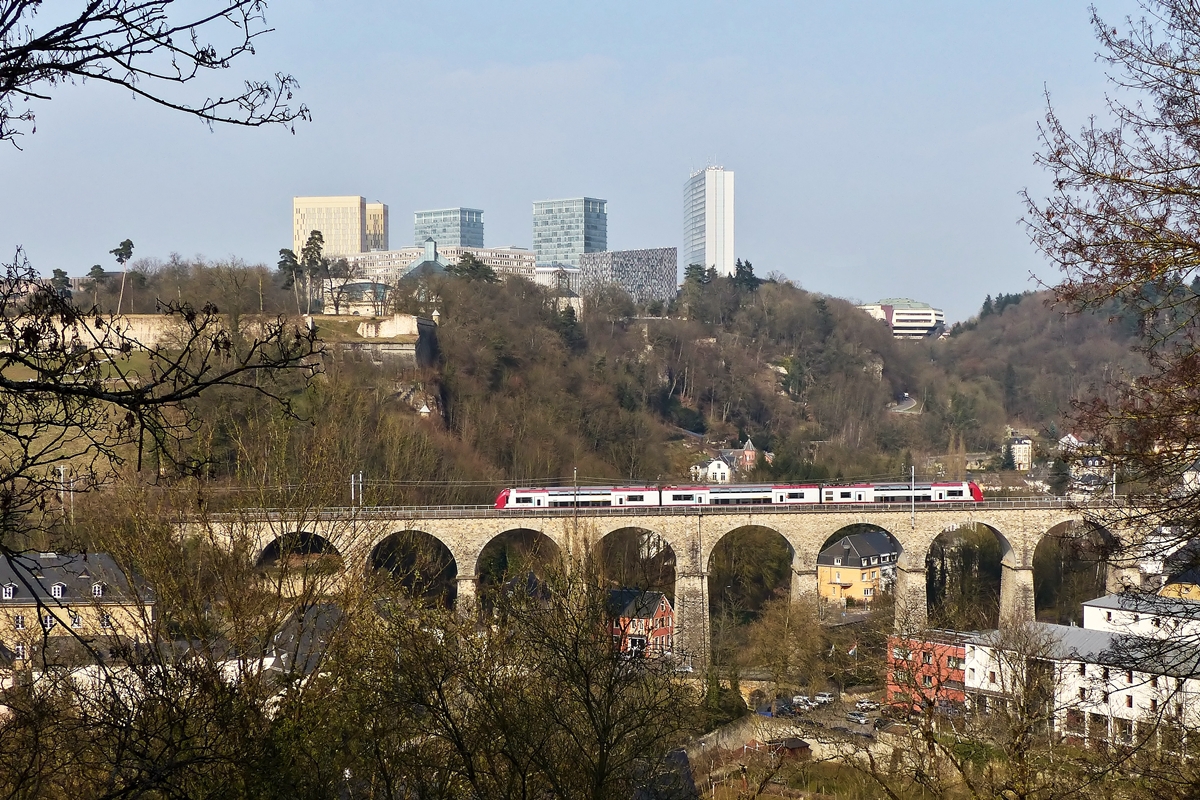 . Die Computermaus Z 2215 bef�hrt als RB 3614 Luxembourg - Diekirch den Pfaffentaler Viadukt in Luxemburg-Stadt vor der Kulisse der Hochh�user des Europaviertels auf dem Plateau Kirchberg. 23.03.2015 (Jeanny)