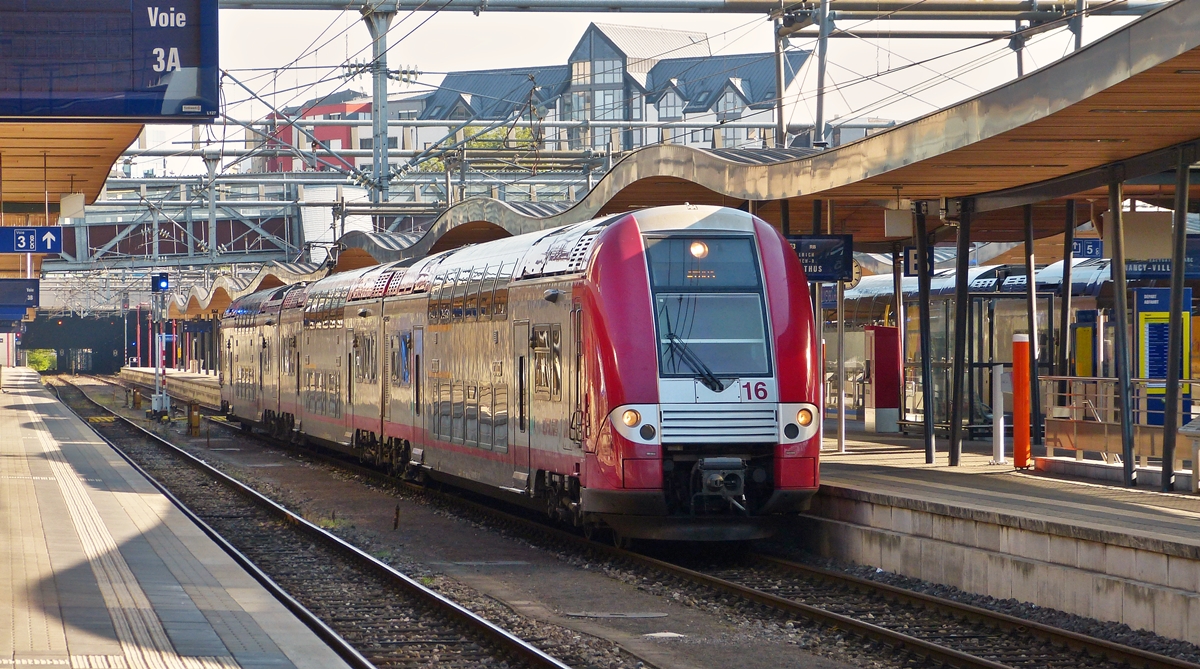 . Die Computermaus Z 2216 verl�sst als RB nach Athus (B) den Bahnhof von Luxemburg. 30.08.2015 (Hans)