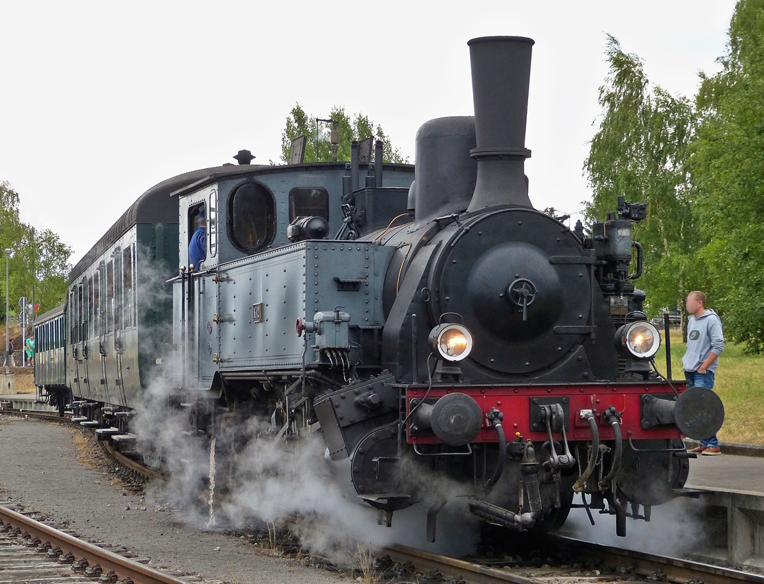 . Die Dampflok AMTF N� 12 der Museumsbahn Train 1900 hat am 26.07.2015 in P�tange umgesetzt und f�hrt langsam an die Wagen heran, um diese etwas sp�ter wieder nach Fond de Gras zu ziehen. (Hans)

Bei dieser Lok handelt es sich um einen Typ T7 der preussischen KPEV-Eisenbahnen, die f�r den leichten Rangierdienst eingesetzt wurde und f�r den Betrieb auf Nebenstrecken. Die Lok kam fabrikneu als Nummer 12 zur Bergwerks-Gesellschaft Differdingen.

Im Jahre 1973 erreichte sie mit der Nummer 8 das AMTF-Netz, leider in desolatem Zustand. Zwischen 1974-79 brachte die AMTF sie wieder auf Vordermann. Siederohre und Stehbolzen am Kessel wurden ersetzt, dazu mu�te noch eine Druckluftbremsanlage eingebaut werden. Von 1995 bis 2013 tat sie ihren Dienst auf den Schienen der Museumsbahn Train 1900. Dann mu�te die alte Dame sich einer Kur im Antriebsgest�nge unterziehen und jetzt zieht sie wieder in alter Frische die Museumswagen.

Nummer:	 12
Hersteller: Hannoversche Maschinenfabrik- Georg Egestroff (sp�tere HANOMAG)
Fabriknummer: 4018
Baujahr: 1903
Typ: (030 T) C2nt
Herkunft : Bergwerks-Gesellschaft Differdingen, HADIR-Differdingen
 