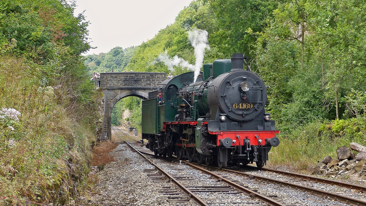 . Die HLV 64.169 (eine rum�nische P 8) des belgischen Vereins PFT/TSP f�hrt am 17.08.2013 auf der Mueumsbahnstrecke  Le Chemin de Fer du Bocq  in den Bahnhof Dorinne-Durnal ein. (Jeanny)