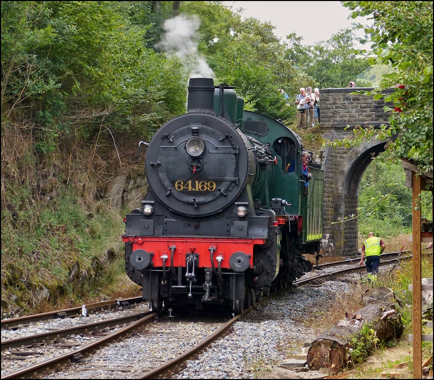 . Die HLV 64.169 (P 8) des Museumsbahnvereins PFT/TSP f�hrt am 17.08.2013 auf der Mueumsbahnstrecke Le Chemin de Fer du Bocq in den Bahnhof Dorinne-Durnal ein. (Hans)