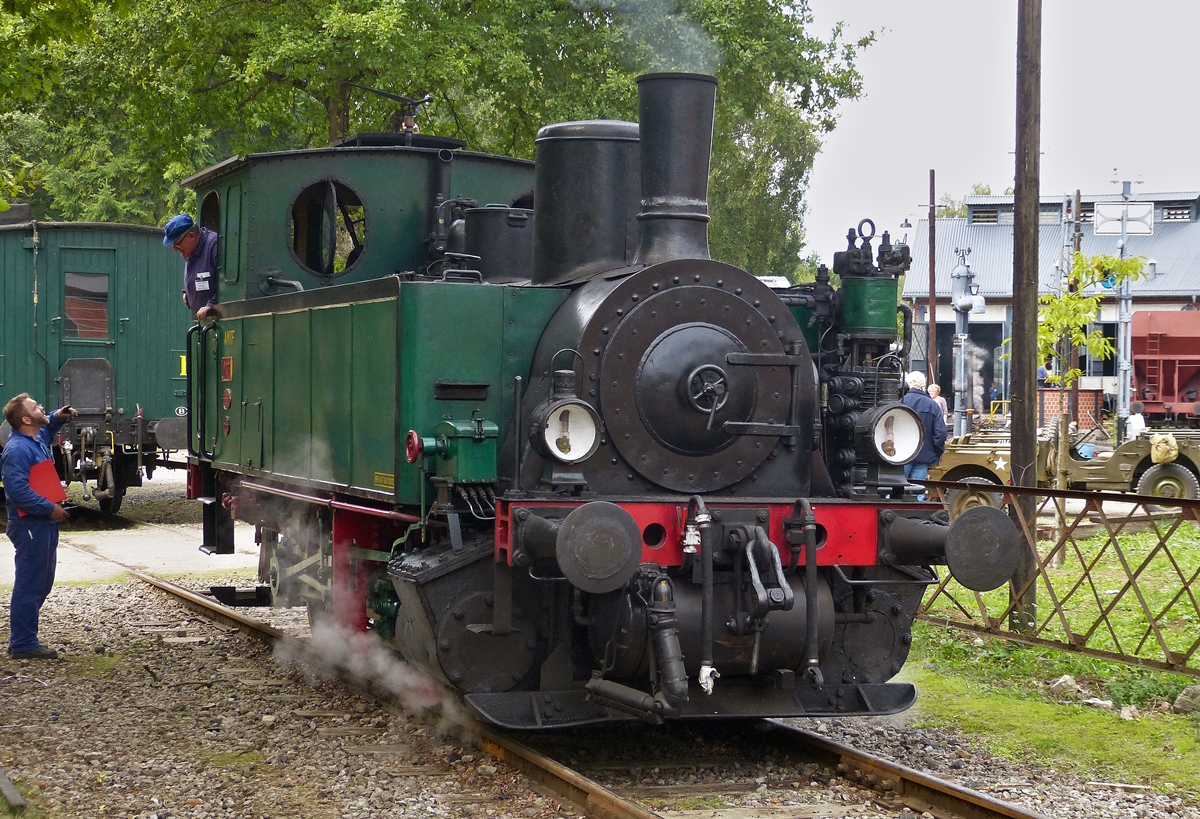 . Die Lok N� 8 (ADI 8) aus dem Jahr 1900 war die erste Dampflok, die 1973 zur Museumsbahn kam und sie ist somit auch die Namensgeberin der Museumsbahn. Dampffestival 2015 in Fond de Gras am 12.09.2015. (Hans) 

Sie geh�rte vorher der H�tte HADIR Differdange und verrichtete bis 2007 unerm�dlich ihren Dienst bei der Museumsbahn. Dann �berliess sie anderen Dampfloks die Aufgabe die Z�ge des Train 1900 zu ziehen.

Bei einer Kontrolle des Kessels, wurde festgestellt, dass dessen Zustand im Grunde noch nicht so schlecht war und es wurde beschlossen, die sch�ne kleine Lok wieder aufzuarbeiten und erneut betriebsf�hig zu machen.

Nach 5 Jahren Arbeit drehte sie 2012 wieder ihre ersten Runden in Fond de Gras. Sie bekam ausserdem das original Farbkleid zur�ck, welches sie bei der HADIR in Differdange getragen hatte.

Zur Vervollst�ndigung hier noch die technischen Daten der Lok:
Hersteller: Hannoversche Maschinenfabrik - Georg Egestroff (sp�tere HANOMAG)
Fabriknummer: 3431
Baujahr: 1900
Typ: (020 T) B2nt
Herkunft: ARBED (ex HADIR) Differdange