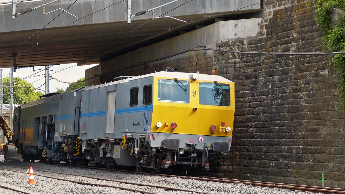 . Die Nivellier-, Hebe-, Richt- und Stopfmaschine 108-32/275 (99 87 9 122 520-9) der luxemburgischen Firma Ferro-Tech war am 09.09.2015 leider etwas ung�nstig unter der Stra�enbr�cke in Schieren abgestellt. Diese Maschine ist in Luxemburg, Frankreich und Belgien zugelassen. (Hans)