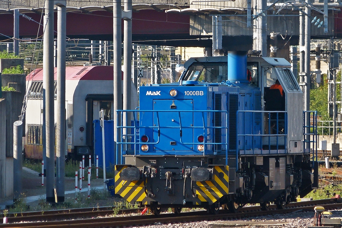. Die nummernlose CFL Cargo MaK G 1000 BB rangiert am 30.08.2015 im Bahnhof von Luxemburg. Schon seit geraumer Zeit ist die Nummer der 1103 abhanden gekommen. ;-)
(Hans)